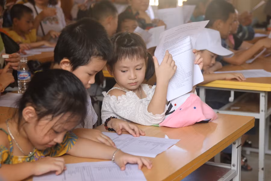 Cầm giấy thông báo của nhà trường về cho bố mẹ