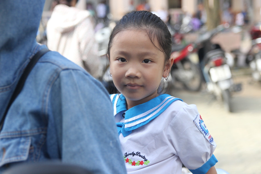 Ngồi sau lưng mẹ đến trường mới