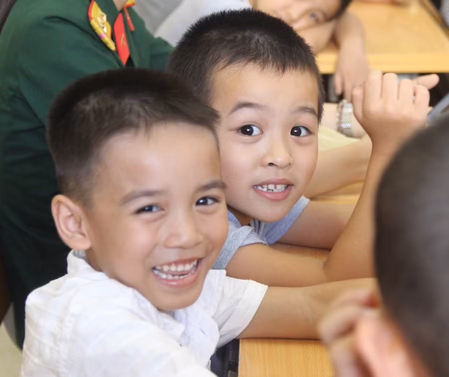 Chỉ một thời gian ngắn, các bé đã làm quen và đùa nghịch cùng nhau