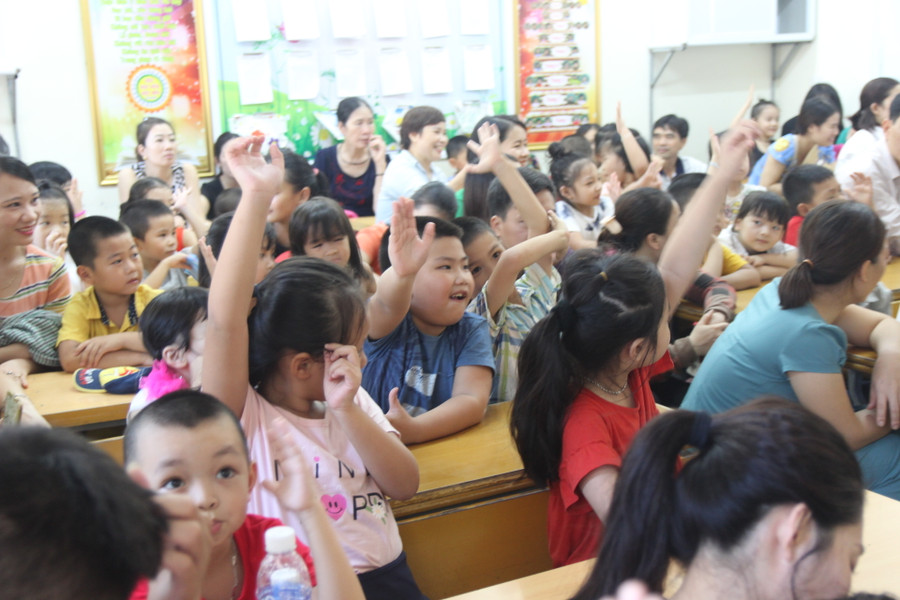 Làm quen với các bạn trong lớp