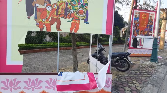 Tranh tuyên truyền, cổ động bầu cử bị cắt rạch tại TP Vinh, Nghệ An