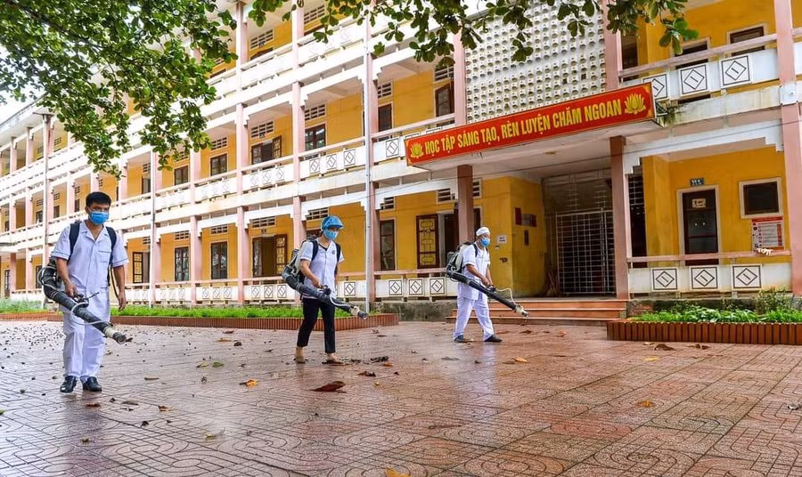 Phun khử khuẩn tại Trường THPT Hoàng Mai 2, nơi có học sinh thuộc diện F1 của bệnh nhân Covid-19.