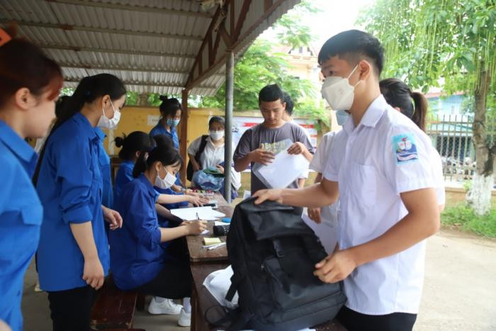 Thí sinh dự thi phải để đồ dùng, tư trang cá nhân tại khu vực được bố trí riêng, đảm bảo cách xa phòng thi tối thiểu 25m Thí sinh dự thi phải để đồ dùng, tư trang cá nhân tại khu vực được bố trí riêng, đảm bảo cách xa phòng thi tối thiểu 25m