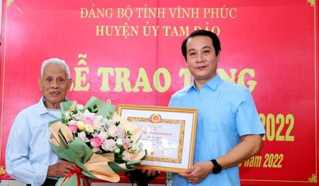 Phó Bí thư Thường trực Tỉnh ủy Vĩnh Phúc Phạm Hoàng Anh trao huy hiệu 75 năm tuổi Đảng cho đảng viên Lăng Văn Phách