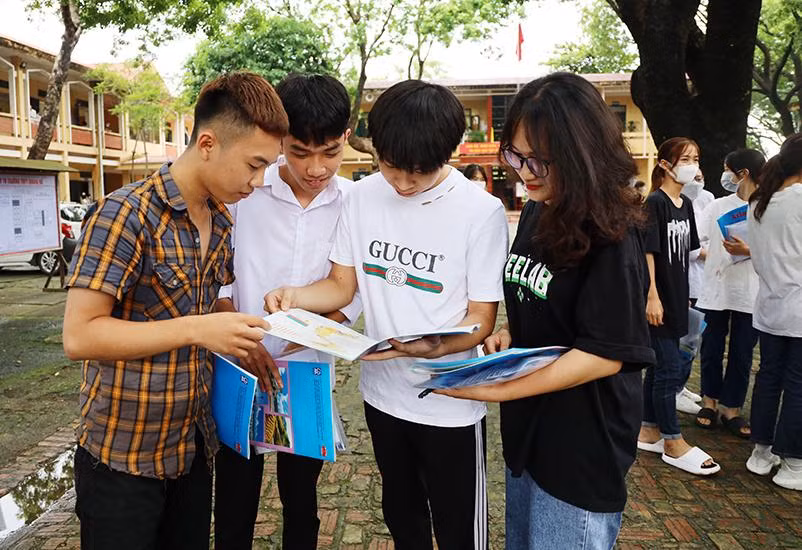 Các thí sinh tại điểm thi Trường THPT Quang Hà cùng nhau xem lại bài sau môn thi thứ 3