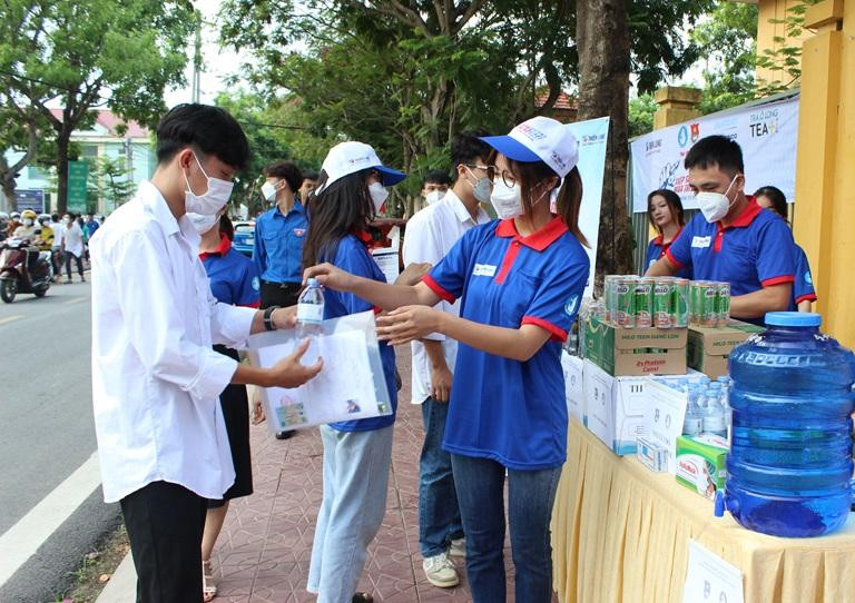 Các đội hình tình nguyện phối hợp nhịp nhàng theo kế hoạch, các tổ tình nguyện viên bố trí đội hình ngay ngắn, trật tự ở khu vực cổng trường, sẵn sàng tiếp sức cho thí sinh. Các đội hình tình nguyện phối hợp nhịp nhàng theo kế hoạch, các tổ tình nguyện viên bố trí đội hình ngay ngắn, trật tự ở khu vực cổng trường, sẵn sàng tiếp sức cho thí sinh.