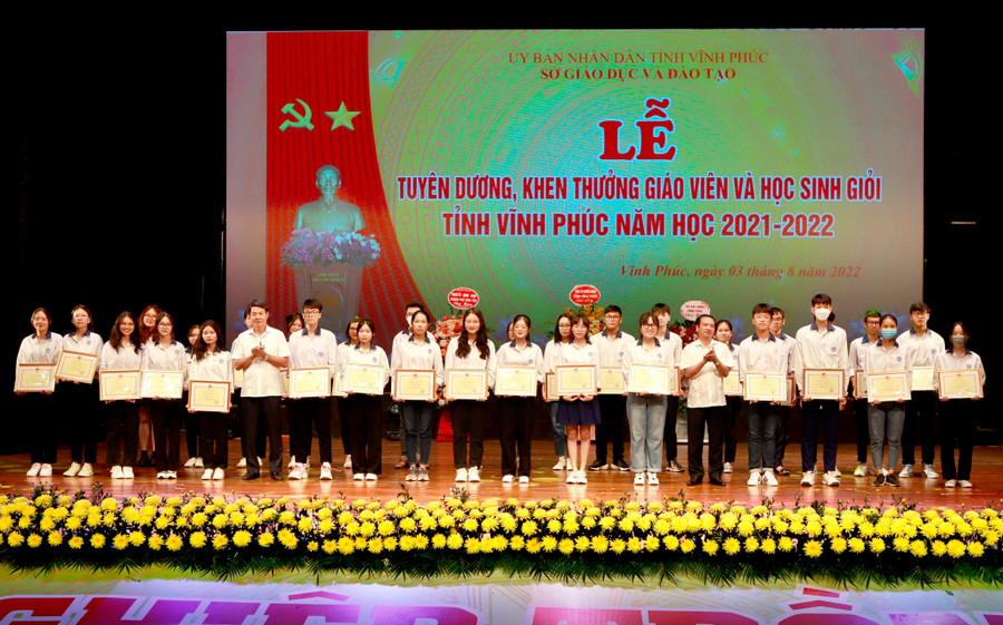 Gần 1,3 tỷ đồng cùng Bằng khen, Giấy khen được trao tại buổi lễ