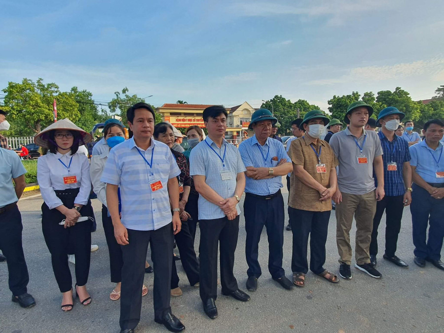 Lực lượng chức năng nghe công bố quyết định cưỡng chế Lực lượng chức năng nghe công bố quyết định cưỡng chế