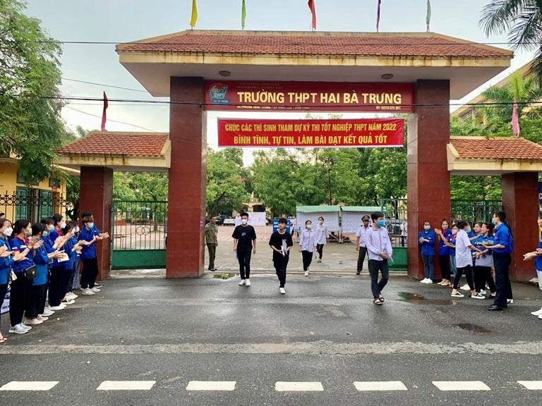 Những thí sinh đầu tiên bước ra khỏi phòng thi sau khi hoàn thành môn Toán tại điểm thi THPT Hai Bà Trưng, thành phố Phúc Yên Những thí sinh đầu tiên bước ra khỏi phòng thi sau khi hoàn thành môn Toán tại điểm thi THPT Hai Bà Trưng, thành phố Phúc Yên