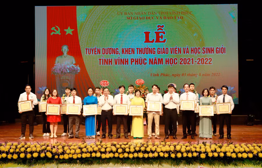 Phó Chủ tịch HĐND tỉnh Vĩnh Phúc và Trưởng Ban tổ chức Tỉnh ủy trao Bằng khen của Chủ tịch UBND tỉnh cho các giáo viên có thành tích xuất sắc Phó Chủ tịch HĐND tỉnh Vĩnh Phúc và Trưởng Ban tổ chức Tỉnh ủy trao Bằng khen của Chủ tịch UBND tỉnh cho các giáo viên có thành tích xuất sắc