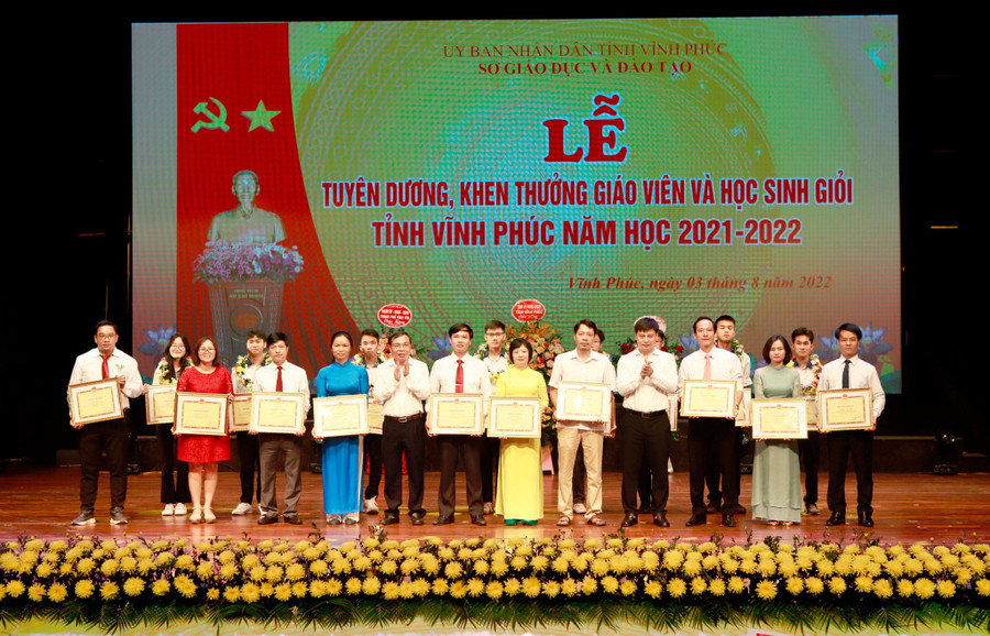Phó Chủ tịch HĐND tỉnh Vĩnh Phúc và Trưởng Ban tổ chức Tỉnh ủy trao Bằng khen của Chủ tịch UBND tỉnh cho các giáo viên có thành tích xuất sắc