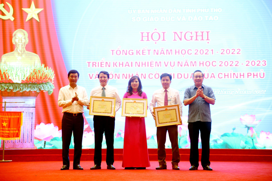 3 tập thể có thành tích xuất sắc trong năm học 2021-2022 được nhận Bằng khen của Chủ tịch UBND tỉnh Phú Thọ 3 tập thể có thành tích xuất sắc trong năm học 2021-2022 được nhận Bằng khen của Chủ tịch UBND tỉnh Phú Thọ