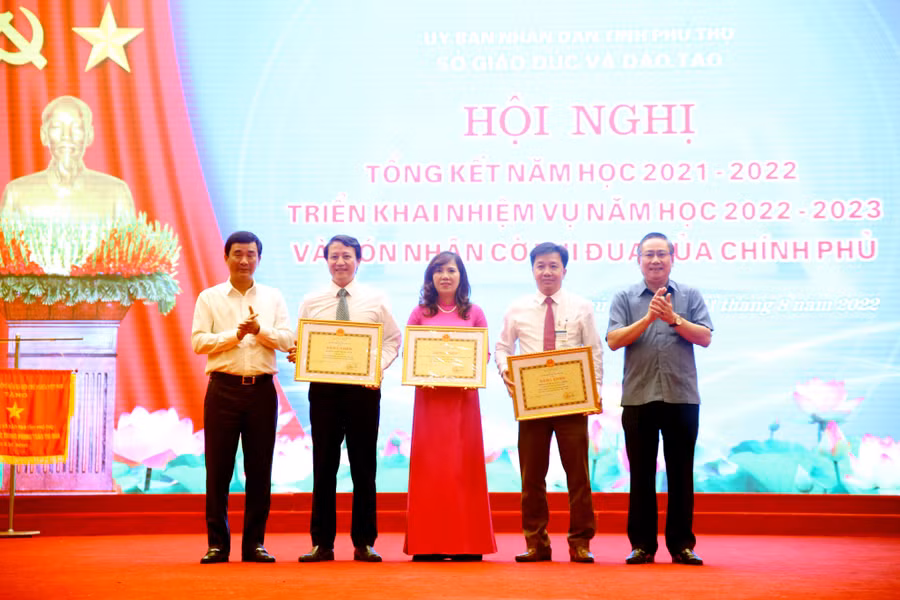 3 tập thể có thành tích xuất sắc trong năm học 2021-2022 được nhận Bằng khen của Chủ tịch UBND tỉnh Phú Thọ