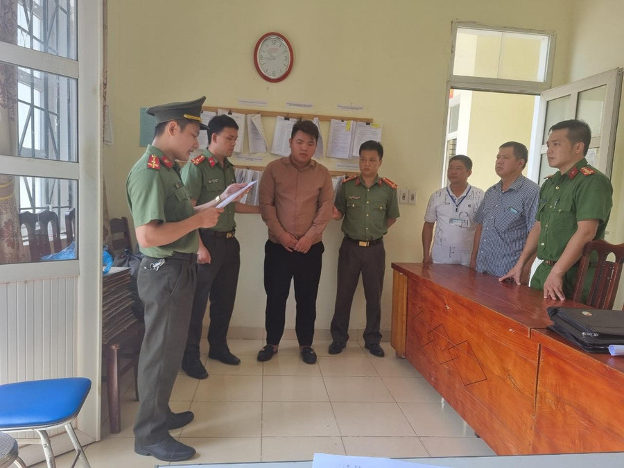 Cơ quan Công an đọc lệnh khởi tố đối với bị can Triệu Quý Cường. Ảnh: Công an tỉnh Tuyên Quang 
