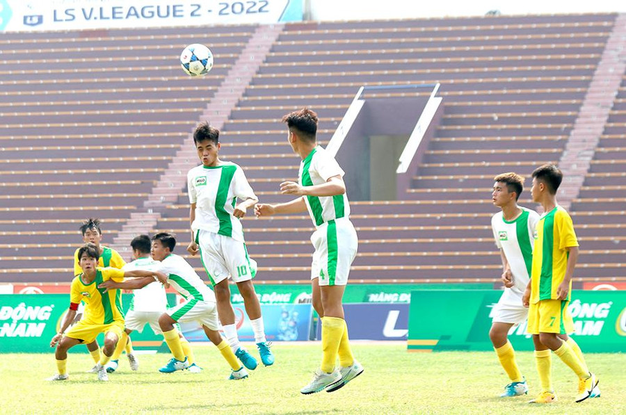 Trận đấu giữa đội bóng đá học sinh THCS tỉnh Thái Nguyên và Phú Thọ (áo trắng xanh). Trận đấu giữa đội bóng đá học sinh THCS tỉnh Thái Nguyên và Phú Thọ (áo trắng xanh).