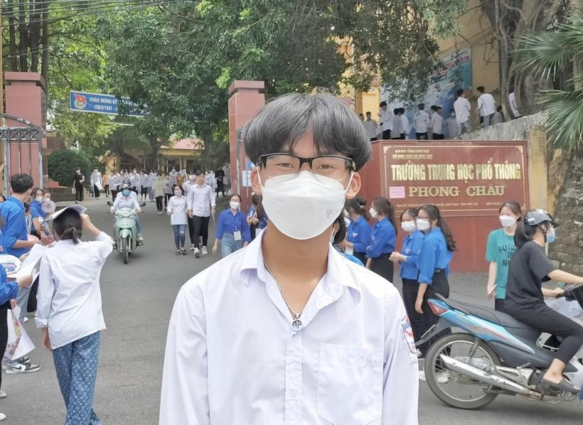 Thí sinh Nguyễn Tiền An dự thi tại điểm trường THPT Phong Châu chia sẻ với Báo Giáo dục và Thời đại sau khi kết thúc môn thi đầu tiên Thí sinh Nguyễn Tiền An dự thi tại điểm trường THPT Phong Châu chia sẻ với Báo Giáo dục và Thời đại sau khi kết thúc môn thi đầu tiên