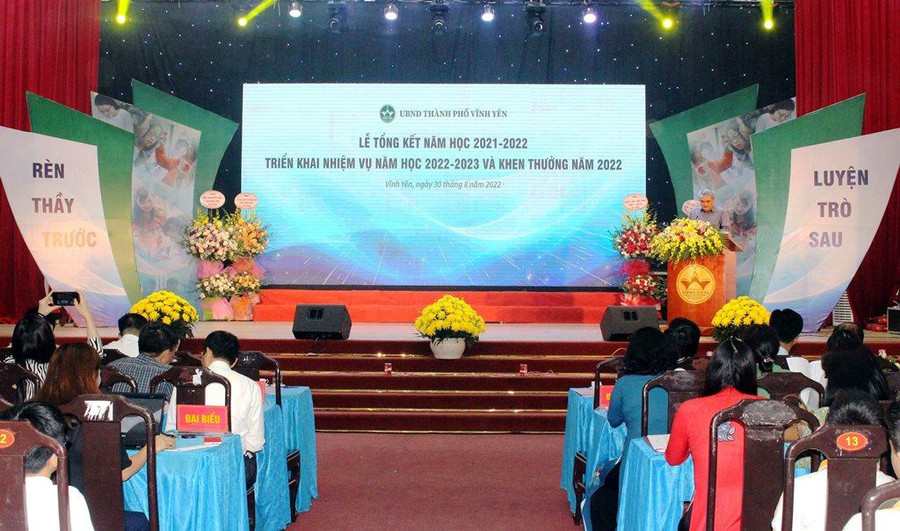 Chủ tịch UBND thành phố Vĩnh Yên Nguyễn Việt Phương phát biểu tại hội nghị Chủ tịch UBND thành phố Vĩnh Yên Nguyễn Việt Phương phát biểu tại hội nghị