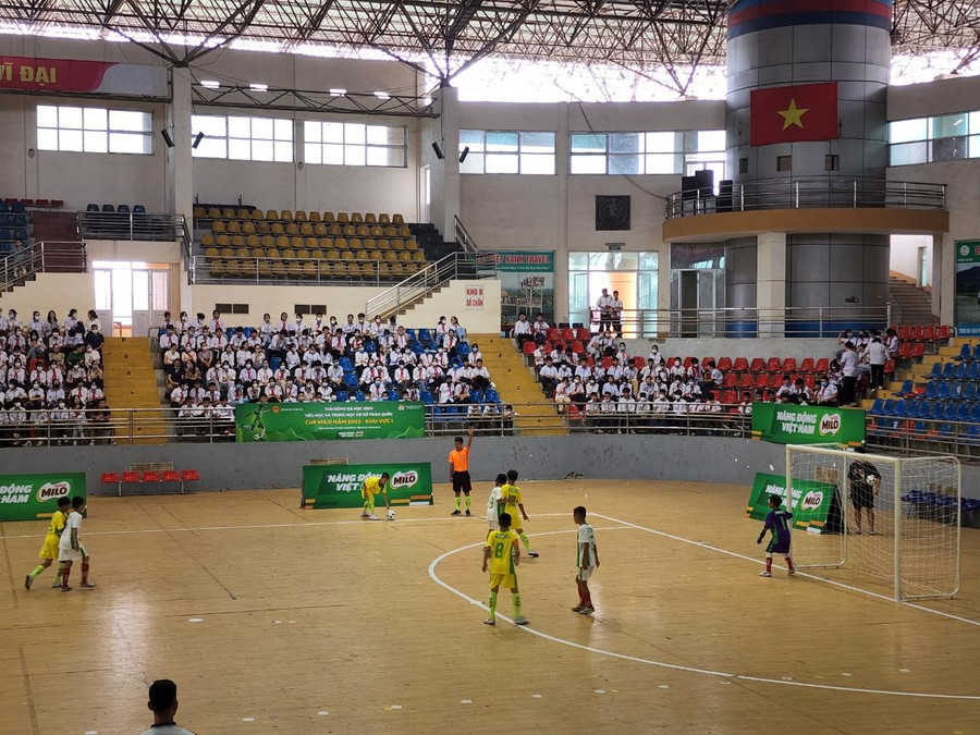 Trận đấu giữa đội bóng học sinh tiểu học tỉnh Phú Thọ và Quảng Trị (áo vàng). Trận đấu giữa đội bóng học sinh tiểu học tỉnh Phú Thọ và Quảng Trị (áo vàng).