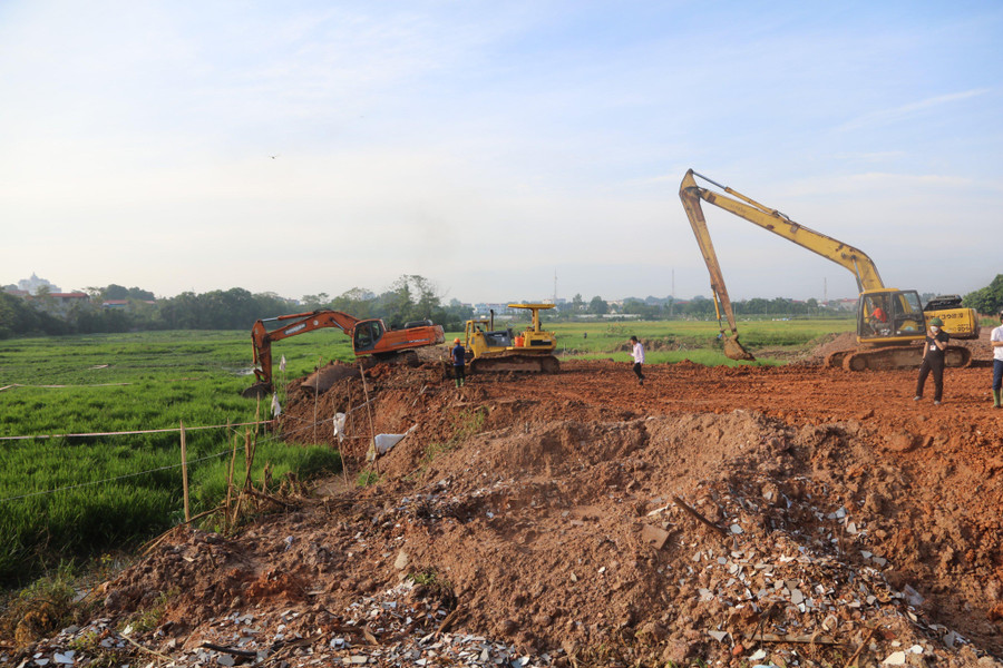 Đơn vị thi công tiến hành san lấp mặt bằng dự án Đơn vị thi công tiến hành san lấp mặt bằng dự án