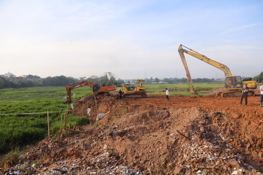 Đơn vị thi công tiến hành san lấp mặt bằng dự án