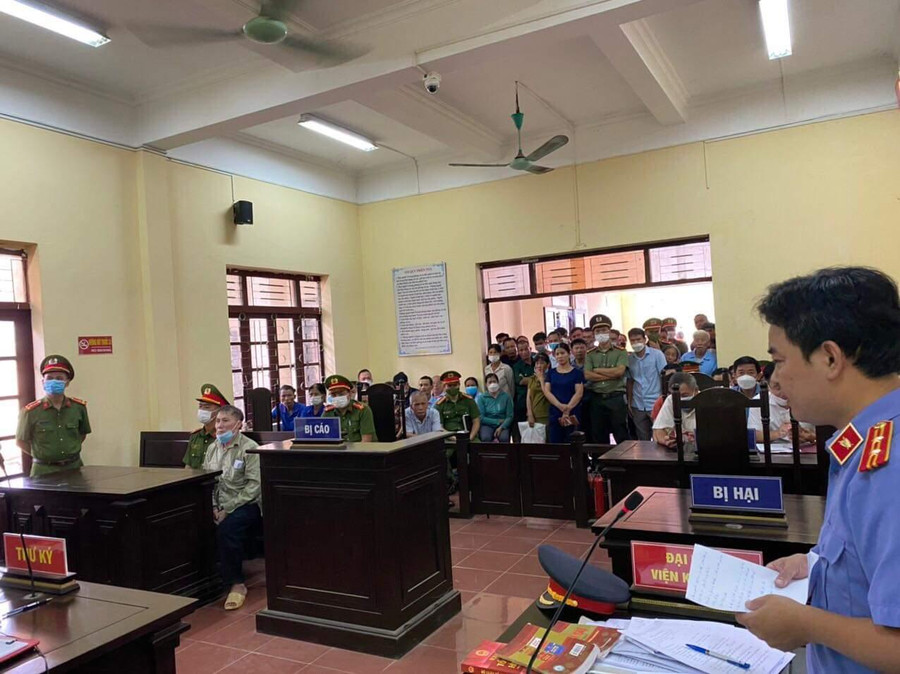 Quang cảnh phiên tòa