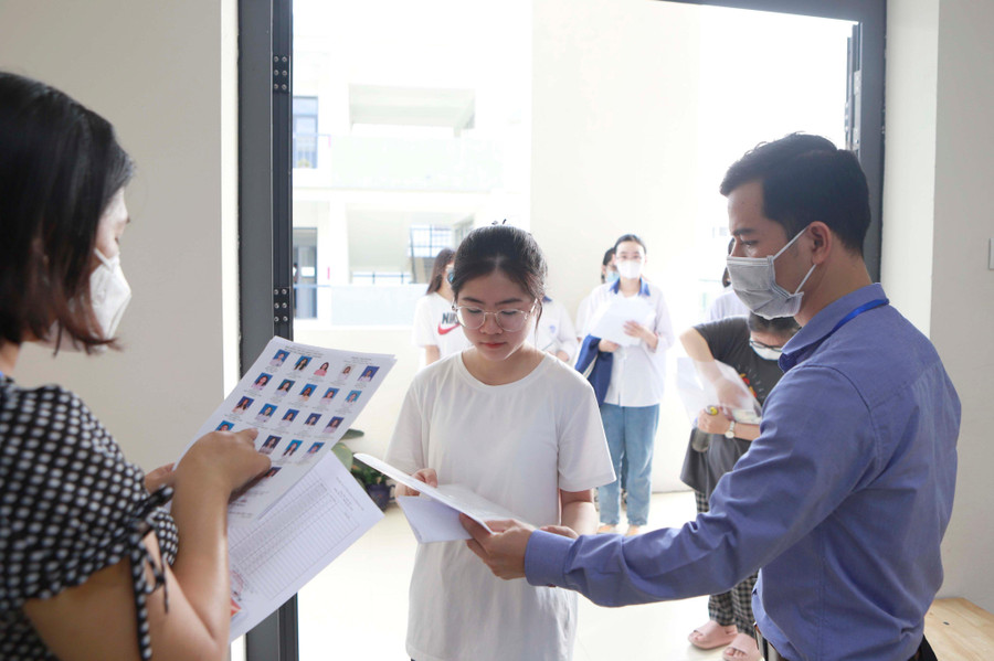 Thí sinh đến làm thủ tục dự thi tại Điểm thi Trường THPT Chuyên Vĩnh Phúc Thí sinh đến làm thủ tục dự thi tại Điểm thi Trường THPT Chuyên Vĩnh Phúc