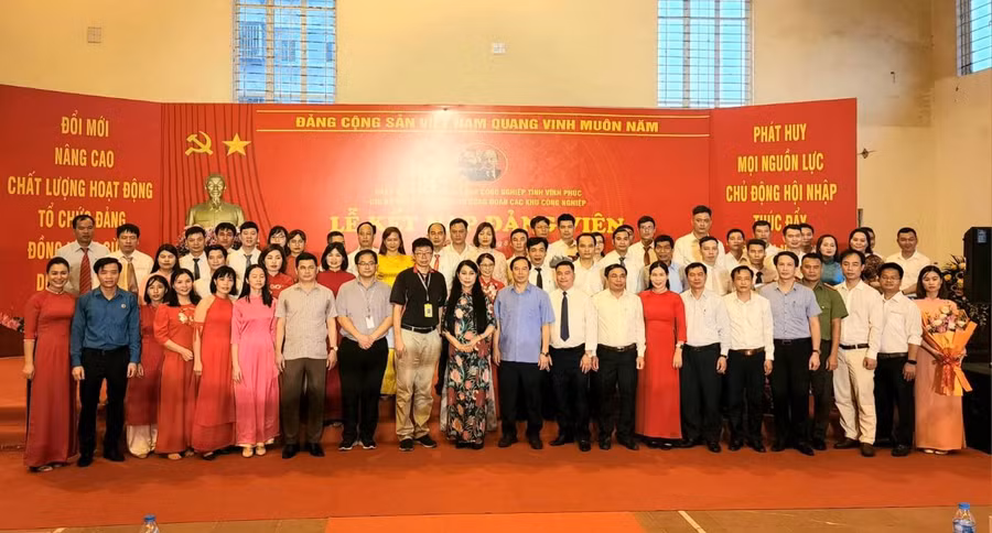 Lãnh đạo Tỉnh ủy Vĩnh Phúc chụp ảnh lưu niệm với các đảng viên mới