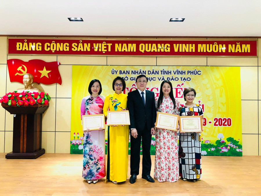 Ông Phạm Khương Duy - Phó Giám đốc Sở GD&ĐT Vĩnh Phúc trao giải Nhất kỳ thi chọn GVG môn KHXH cấp tỉnh năm học 2020-2021 cho cô Trương Thị Dung (thứ 2 từ trái qua) và đồng nghiệp Ông Phạm Khương Duy - Phó Giám đốc Sở GD&ĐT Vĩnh Phúc trao giải Nhất kỳ thi chọn GVG môn KHXH cấp tỉnh năm học 2020-2021 cho cô Trương Thị Dung (thứ 2 từ trái qua) và đồng nghiệp