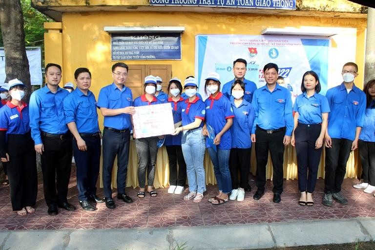 Bí thư Trung ương Đoàn Nguyễn Tường Lâm tới thăm, tặng quà đội hình tình nguyện Tiếp sức mùa thi kỳ thi tốt nghiệp THPT năm 2022 tại điểm thi THPT Vĩnh Yên. Bí thư Trung ương Đoàn Nguyễn Tường Lâm tới thăm, tặng quà đội hình tình nguyện Tiếp sức mùa thi kỳ thi tốt nghiệp THPT năm 2022 tại điểm thi THPT Vĩnh Yên.