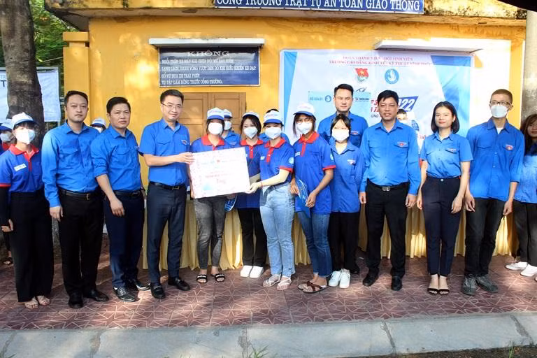 Bí thư Trung ương Đoàn Nguyễn Tường Lâm tới thăm, tặng quà đội hình tình nguyện Tiếp sức mùa thi kỳ thi tốt nghiệp THPT năm 2022 tại điểm thi THPT Vĩnh Yên.