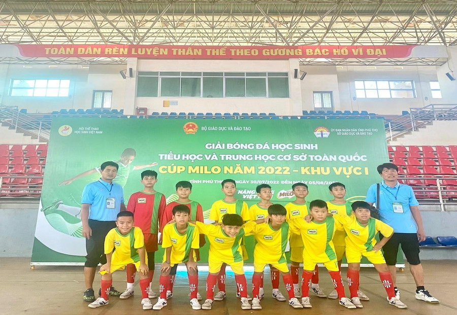 Đội bóng đá học sinh Tiểu học tỉnh Vĩnh Phúc trước khi vào trận đấu. Đội bóng đá học sinh Tiểu học tỉnh Vĩnh Phúc trước khi vào trận đấu.