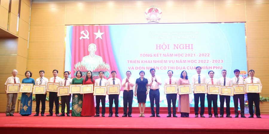 Phó Chủ tịch UBND tỉnh và Giám đốc Sở GD&ĐT Phú Thọ trao tặng danh hiệu Tập thể lao động xuất sắc cho 16 đơn vị giáo dục Phó Chủ tịch UBND tỉnh và Giám đốc Sở GD&ĐT Phú Thọ trao tặng danh hiệu Tập thể lao động xuất sắc cho 16 đơn vị giáo dục