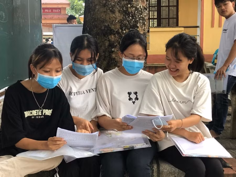 Thí sinh tự tin sau bài thi Ngữ văn sáng 7/7