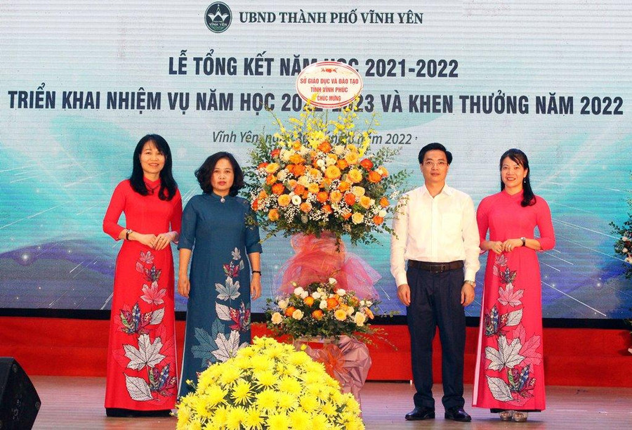 Giám đốc Sở GD&ĐT Vĩnh Phúc Nguyễn Văn Huyến tặng hoa chúc mừng ngành GD thành phố Vĩnh Yên Giám đốc Sở GD&ĐT Vĩnh Phúc Nguyễn Văn Huyến tặng hoa chúc mừng ngành GD thành phố Vĩnh Yên