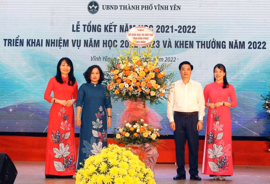 Giám đốc Sở GD&amp;ĐT Vĩnh Phúc Nguyễn Văn Huyến tặng hoa chúc mừng ngành GD thành phố Vĩnh Yên