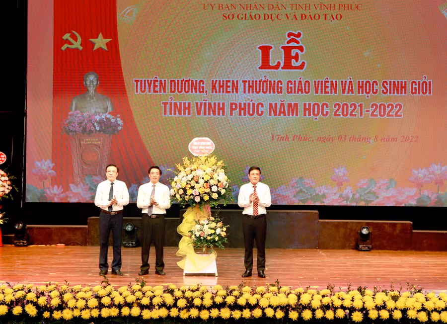 Lãnh đạo tỉnh Vĩnh Phúc tặng hoa chúc mừng ngành Giáo dục Lãnh đạo tỉnh Vĩnh Phúc tặng hoa chúc mừng ngành Giáo dục