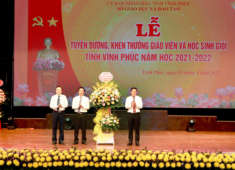 Lãnh đạo tỉnh Vĩnh Phúc tặng hoa chúc mừng ngành Giáo dục