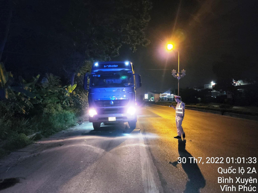 Quan điểm của lực lượng CSGT Công an tỉnh Vĩnh Phúc là không có vùng cấm, không có ngoại lệ trong xử lý vi phạm xe quá khổ, quá tải, cơi nới Quan điểm của lực lượng CSGT Công an tỉnh Vĩnh Phúc là không có vùng cấm, không có ngoại lệ trong xử lý vi phạm xe quá khổ, quá tải, cơi nới