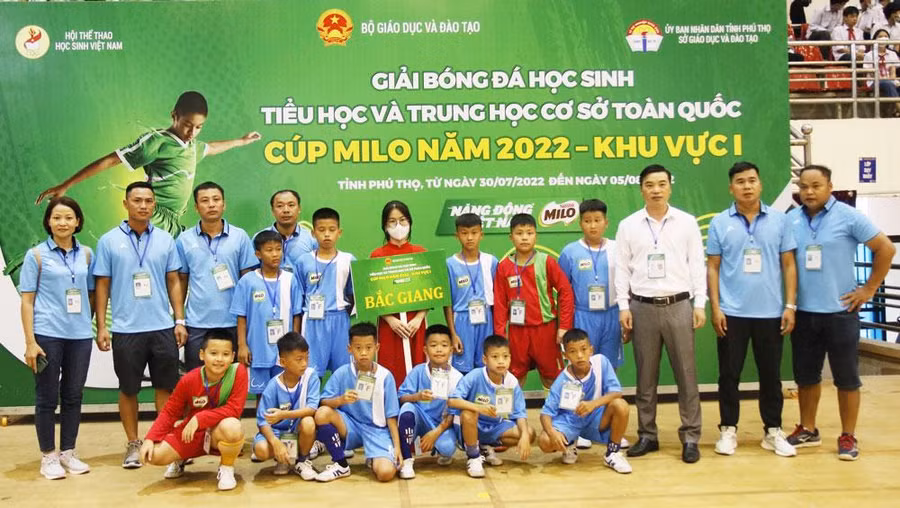 Đội tuyển bóng đá học sinh tiểu học tỉnh Bắc Giang (xếp hạng Nhì) cùng thầy cô giáo, huấn luyện viên tham dự giải đấu tại tỉnh Phú Thọ. Ảnh: Minh Thu.