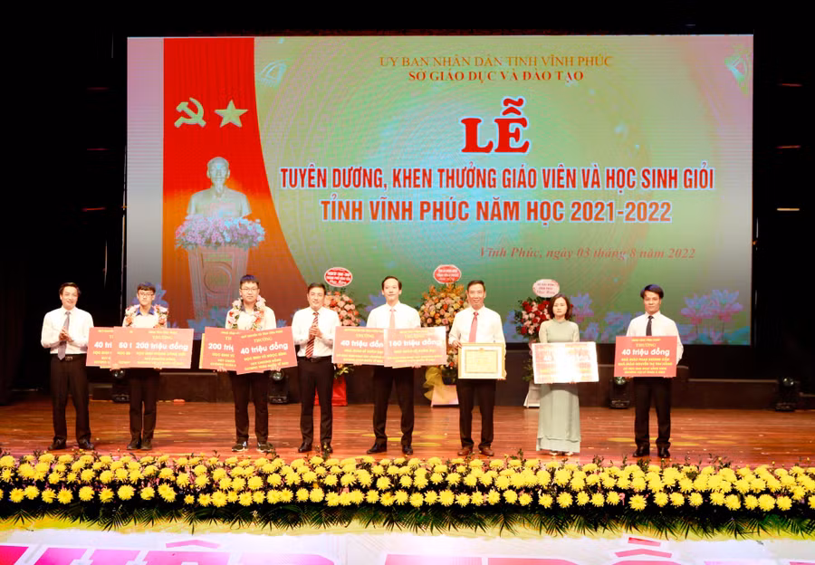 Lãnh đạo tỉnh và Giám đốc Sở GD&ĐT Vĩnh Phúc trao Bằng khen, tiền thưởng cho CBQL, giáo viên và học sinh trường Chuyên có thành tích xuất sắc tại Kỳ thi Olympic quốc tế