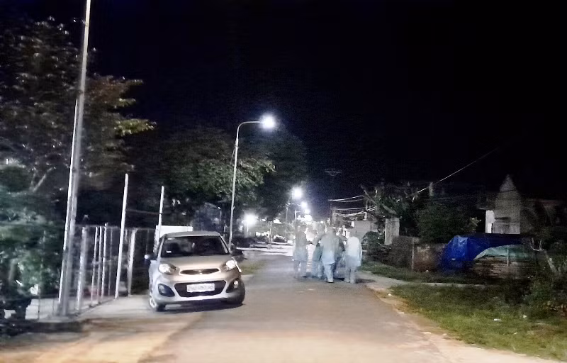 Lực lượng chức năng đi truy vết các trường hợp liên quan bệnh nhân mắc Covid-19.