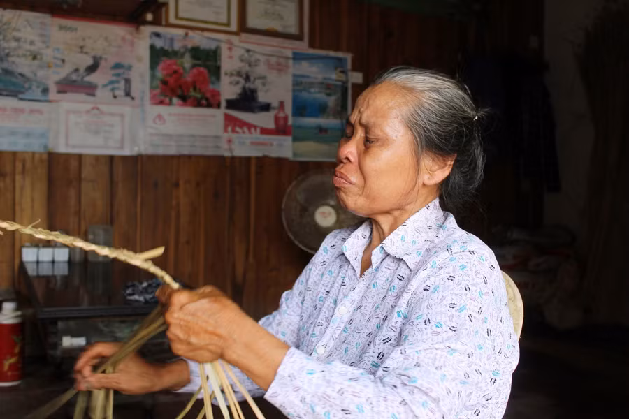 Bà Trịnh Thị Tam (bác của Khiêm) nghẹn ngào mỗi khi kể về hoàn cảnh của ba cháu gái đáng thương.