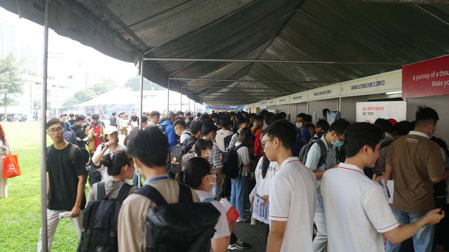 Sinh viên tìm kiếm việc làm tại gian hàng của các doanh nghiệp. Ảnh: Mạnh Tùng