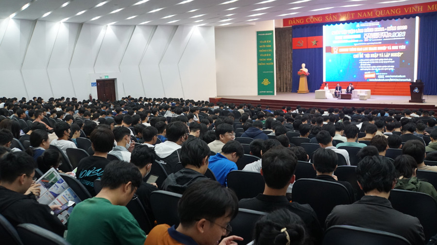 Chương trình giao lưu giữa doanh nghiệp với sinh viên với chủ đề “Hội nhập - Lập nghiệp”. Ảnh: Mạnh Tùng