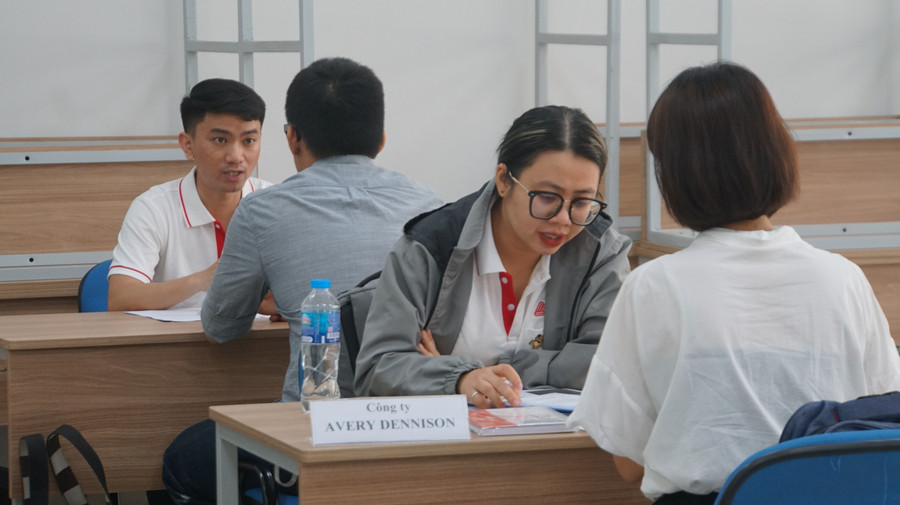 Doanh nghiệp tổ chức phỏng vấn trực tiếp sinh viên tại ngày hội việc làm. Ảnh: Mạnh Tùng