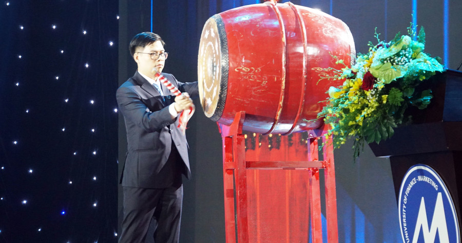 Hiệu trưởng nhà trường đánh trống khai giảng. Ảnh: Mạnh Tùng