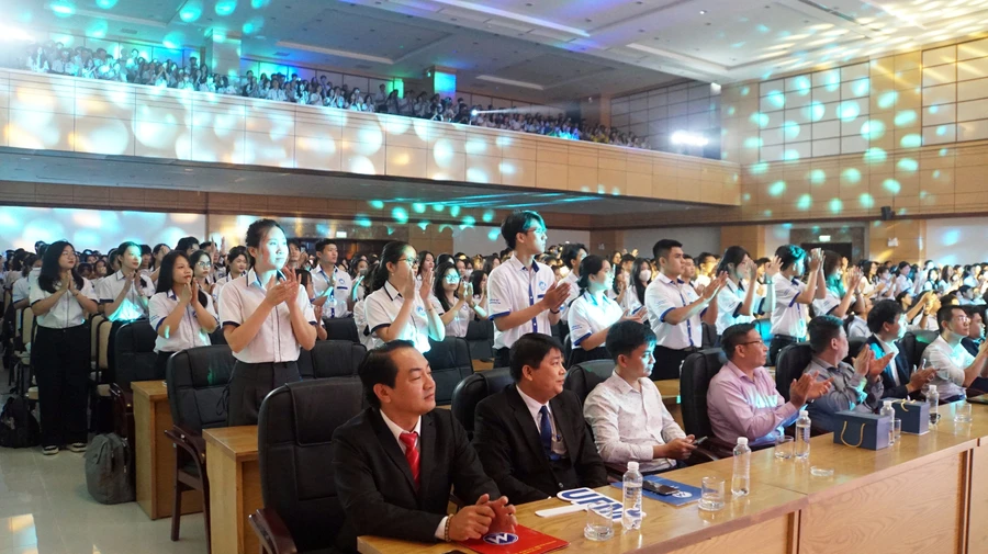 Tân sinh viên Trường Đại học Tài chính - Marketing tham dự lễ khai giảng năm học mới. Ảnh: Mạnh Tùng