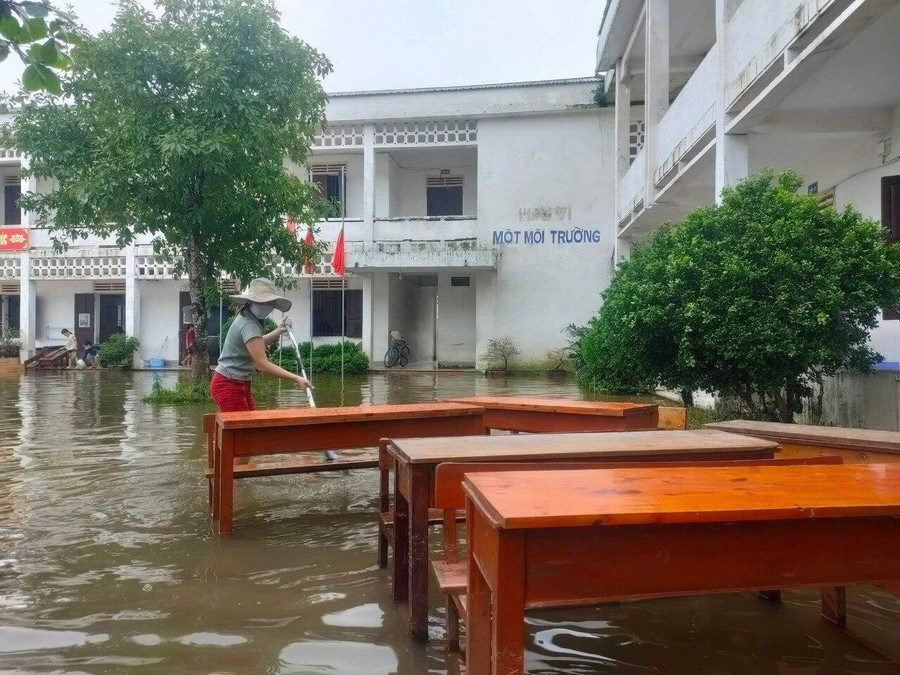 Nhiều trường học Quỳnh Lưu đã cho học sinh đi học trở lại, nhưng một số vùng thấp trũng, nước rút chậm, các thầy cô đang dọn dẹp vệ sinh với phương châm "nước rút đến đâu dọn dẹp đến đó". Nhiều trường học Quỳnh Lưu đã cho học sinh đi học trở lại, nhưng một số vùng thấp trũng, nước rút chậm, các thầy cô đang dọn dẹp vệ sinh với phương châm "nước rút đến đâu dọn dẹp đến đó".