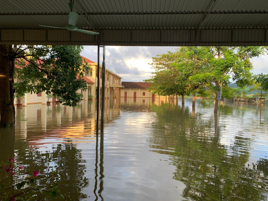 Nước rút chậm nên học sinh vùng 5 Nam huyện Nam Đàn chưa thể tới trường. Nước rút chậm nên học sinh vùng 5 Nam huyện Nam Đàn chưa thể tới trường.