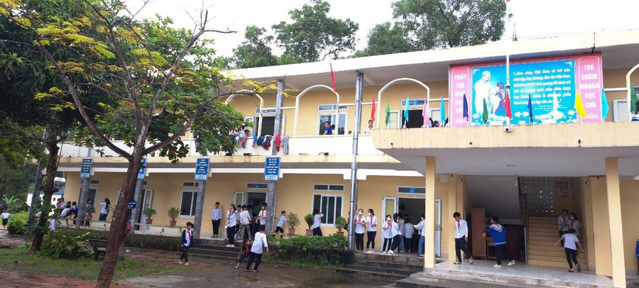 Nhiều trường học tại huyện Yên Thành, Nghệ An đã đón học sinh trở lại sau khi nước rút, ngừng mưa. Nhiều trường học tại huyện Yên Thành, Nghệ An đã đón học sinh trở lại sau khi nước rút, ngừng mưa.